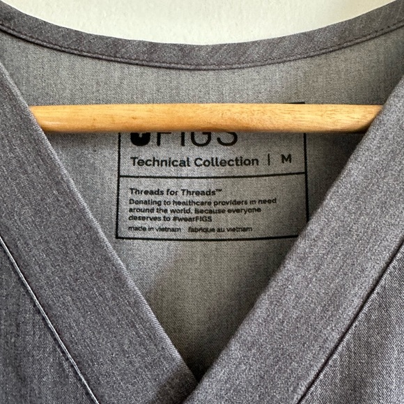 Figs Technical Collection Gray V-Neck Pocket Tee Scrub Top Size Medium EUC - Picture 5 of 5